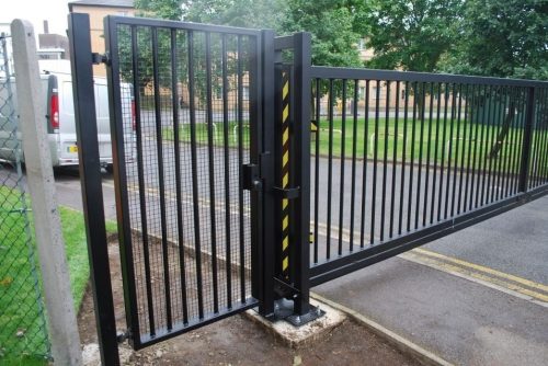 Metalna kapija sa profilisanom ispunom